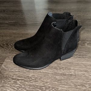NWOT Spirit ankle booties
